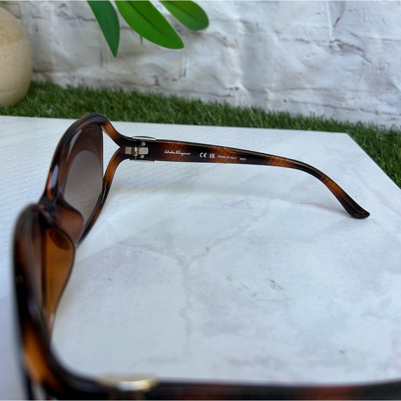 Salvatore Ferragamo Sunglasses
SF77OSA 214 Tortoise Brown
Gradient, new no box . - Picture 11 of 16